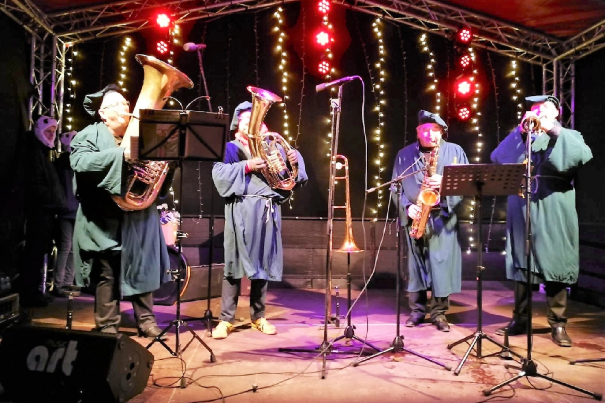 Abendauftritt auf der Bühne. Blaskapelle in Kostümen vor Lichterketten – stimmungsvolle Blasmusik Thüringen Impressionen.