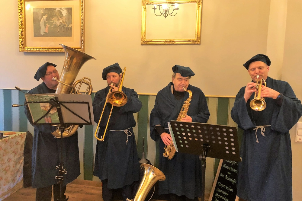 Blasmusik im Festzelt – Kirmes Thüringen. Brass-Musiker spielen live im Zelt, typische Stimmung einer Kapelle für Kirmes.