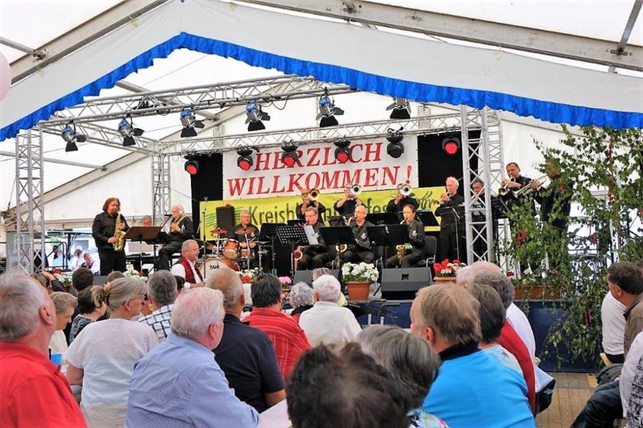 Blaskapelle Thüringen Open-Air. Musiker in Tracht spielen gemeinsam draußen – Blasmusik-Impressionen für Stadtfest oder Kirmes.