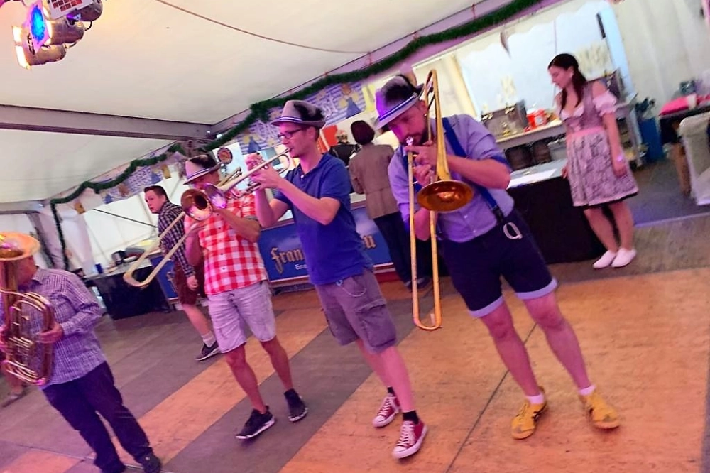 Volksfest-Atmosphäre Thüringen. Viele Gäste im Biergarten, sommerliche Stimmung – Blasmusik und Blaskapelle als Event-Highlight.